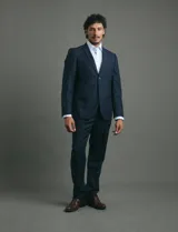 Traje de corte slim fit compuesto por saco de dos botones y pantalón de vestir a juego. Presenta una silueta entallada y moderna.