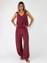 Pantalon de corte fluido, color bordo, con cintura elastizada y botamangas con ajuste elastizado que generan efecto fruncido.