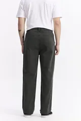 Pantalón de twill color marrón oscuro, estilo clásico de 5 bolsillos, con corte regular y logo bordado.