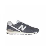 Championes New Balance 996 grises, confeccionados en gamuza y malla, con detalles en blanco y suela negra.