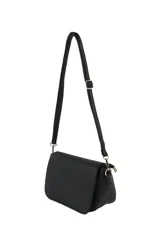 Bandolera de diseño clásico en color negro, con textura granulada, solapa frontal y correa larga ajustable con herrajes metálicos.