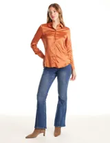 Camisa de satén color verde oliva, con cuello clásico, cierre frontal con botones metálicos y mangas largas con puños abotonados.