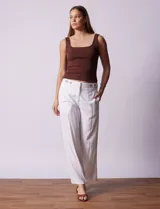 Pantalón de lino color crudo, de corte ancho y tiro alto.