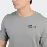 Remera de manga corta color marrón con cuello redondo. Presenta un pequeño logo estampado en el pecho con el nombre de la marca y motivos gráficos.
