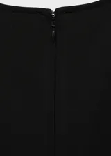 Vestido midi de corte evasé y diseño minimalista, con cuello redondo y sin mangas. Presenta una costura vertical central en el frente y cierre de cremallera en la parte posterior.
