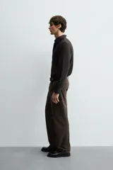 Camisa de corte slim fit, color negro, con cuello italiano, manga larga con puños abotonados y cierre frontal de botones. Confeccionada en tejido de fácil cuidado que minimiza la necesidad de planchado.