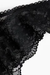 Pack de dos bombachas estilo Brazilian de tiro bajo, confeccionadas íntegramente en encaje negro con detalles de pequeños lazos decorativos en el centro.