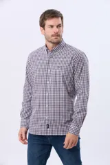 Camisa de manga larga con estampado de cuadros pequeños, cuello abotonado y bolsillo frontal en el pecho con logo bordado.