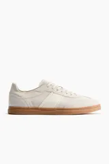 Zapatillas deportivas de inspiración retro en tejido cepillado suave de color beige, con cordones, collarín acolchado, detalles en tejido revestido y suela de goma marrón.