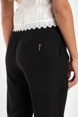 Pantalón negro de viscosa y modal, de corte recto y tiro medio, con cintura elástica y cordón ajustable.