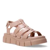 Sandalias tipo gladiador con plataforma dentada, confeccionadas en cuero color nude, con tiras anchas entrelazadas y cierre de velcro en el tobillo.