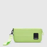 Billetera acolchada color verde menta, con diseño rectangular y cierre perimetral. Cuenta con una correa de muñeca extraíble y un parche de goma negro con el logo de la marca en el frente.