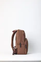 Mochila grande de nylon color marrón, con compartimento principal con cierre, bolsillo delantero con cierre y asas regulables.
