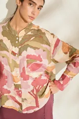 Camisa de lino italiano color crudo con estampado artístico de paisajes, cuello mao, manga larga, cierre frontal de botones y un bolsillo en el pecho.