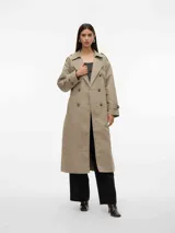 Trench coat largo color beige con doble botonadura, cinturón ajustable y bolsillos laterales.