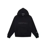 Hoodie negro de Fear of God Essentials, con aplique de silicona 3D con la palabra "ESSENTIALS" en el pecho y logo pequeño en la manga. Presenta un bolsillo canguro frontal y corte oversize.