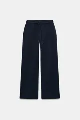 Pantalón de tejido de punto elástico con tiro medio, cintura elástica ajustable con cordones, bolsillos laterales y pierna recta.
