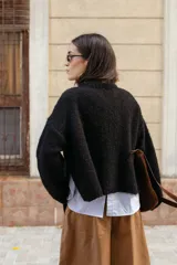 Buzo tejido en mohair de corte crop, con cuello redondo, mangas largas y tajos laterales en el ruedo.