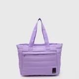 Tote bag acolchada de color azul marino, con diseño de costuras horizontales, doble asa superior y bolsillo frontal con cierre. Incluye compartimento interno para laptop.