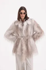 Tapado de textura plumosa en tonos beige y crema, con cuello solapa y cinto ajustable a la cintura.