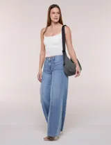 Cartera bandolera de lona naranja en forma de medialuna, con correa ajustable negra y cierre principal.