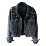 Campera de jean color negro con apliques de perlas en la parte superior frontal. Presenta cuello clásico, cierre frontal con botones metálicos y dos bolsillos en el pecho.