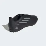 Championes Adidas Deportivo III TF negros con detalles grises. Diseñados para jugar en canchas de pasto sintético, tienen una lengüeta perforada y un forro interno suave.