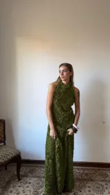 Vestido largo verde militar con cuello halter, espalda descubierta y textura tridimensional con diseño floral irregular.