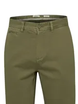 Pantalón de gabardina color verde militar, corte recto, tiro medio y ajuste con botón y cierre.