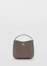 Bolso de mano tipo bucket pequeño en color marrón topo, con asa superior fija y detalle de aplique metálico circular dorado en el centro.