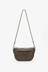 Cartera tipo bandolera de cuero vacuno color gris con diseño redondeado. Presenta una solapa frontal decorada con tachas metálicas en tonos dorados y plateados formando un patrón ornamental, incluyendo un aplique central circular grabado.