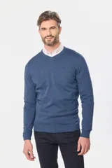 Suéter de tejido fino de algodón, color azul, con cuello en V y manga larga. Presenta un pequeño logo bordado en el pecho.
