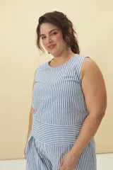 Blusa sin mangas con estampado a rayas verticales color beige y blanco.