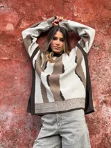 Sweater de tejido de punto con diseño de rayas verticales en tonos beige y marrón, con textura en relieve y cuello redondo.