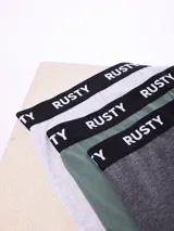 Pack de tres boxers Rusty de algodón con cintura elástica negra y logo de la marca en blanco. Incluye colores gris melange, verde oliva y gris oscuro.