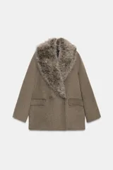 Chaqueta de corte recto confeccionada en mezcla de lana, color marrón topo. Presenta un cuello de solapa amplio con aplicación de pelo sintético desmontable, cierre frontal cruzado con botones y bolsillos laterales con solapa.