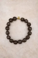 Collar de diseño artesanal compuesto por múltiples hileras de cuentas de resina pulida en una paleta de colores vibrantes que incluye tonos marrones, grises, verdes, naranjas y bordó.