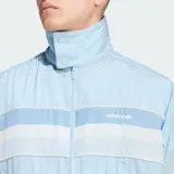 Campera deportiva Adidas color celeste claro, con cuello alto, cierre frontal y franjas horizontales en el pecho en tonos blancos y celestes. Cuenta con bolsillos laterales y las clásicas tres tiras de la marca en las mangas.
