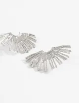 Caravanas de diseño etnic antique con forma de abanico o rayos, elaboradas en aleación de metales con acabado plateado.