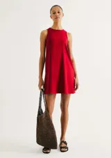 Vestido corto rojo sin mangas, con escote redondo y silueta fluida en línea A.