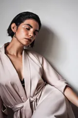 Kimono de seda color champagne con mangas tres cuartos y lazo ajustable en la cintura.
