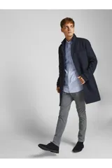 Camisa celeste de manga larga con cuello abotonado, cierre con botones y bolsillo en el pecho. Corte slim fit.