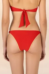 Calzón de bikini rojo con ribete dorado, de cobertura media y tiro alto.
