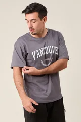 Remera blanca de algodón con estampado negro que dice 'Vancouver Canada' y un diseño de hojas.