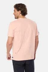 Remera básica de algodón color azul marino, de manga corta, con cuello redondo y logo bordado en el frente.