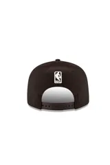 Gorra plana New Era del equipo Miami Heat de la NBA, de color negro con el logotipo bordado en el frente en tonos rojo, amarillo y blanco.