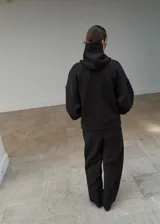 Pantalón de tiro medio con cintura elástica y diseño recto, con dos bolsillos laterales y detalle de costuras.