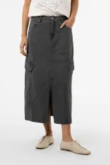 Falda midi cargo de denim color gris con efecto lavado, de corte recto y relajado. Cuenta con bolsillos laterales con tapa, bolsillos traseros y una abertura frontal.