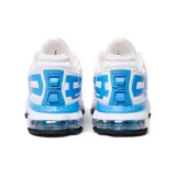 Championes Nike Air Max de colaboración con Supreme, modelo en color blanco con detalles en azul universitario, suela con cámara de aire visible y diseño texturizado en los laterales.