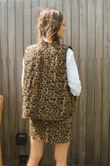 Chaleco reversible con un lado de corderito negro y otro de tussor con estampado animal print.